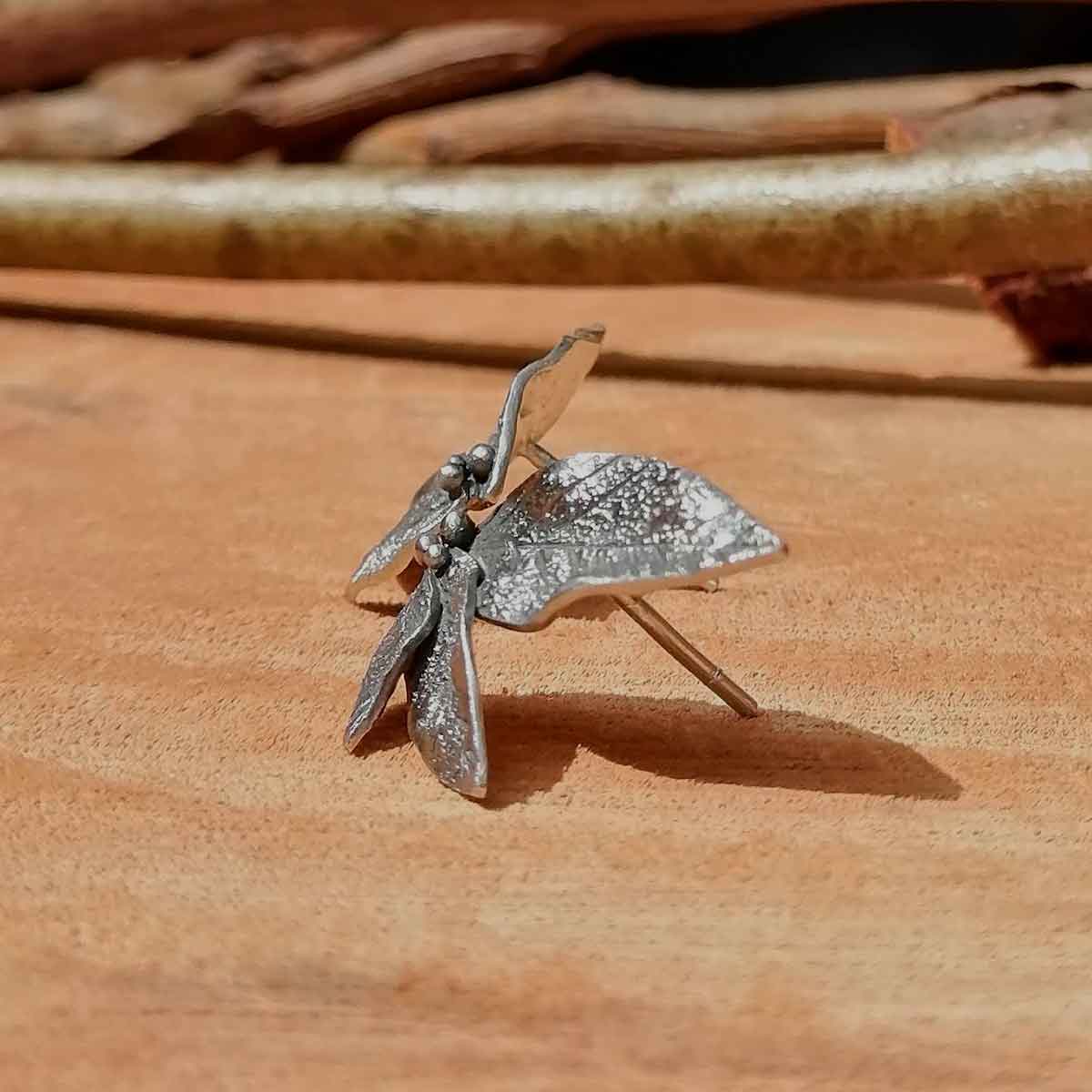 Aretes hojas talladas en plata 950 de manera artesanal